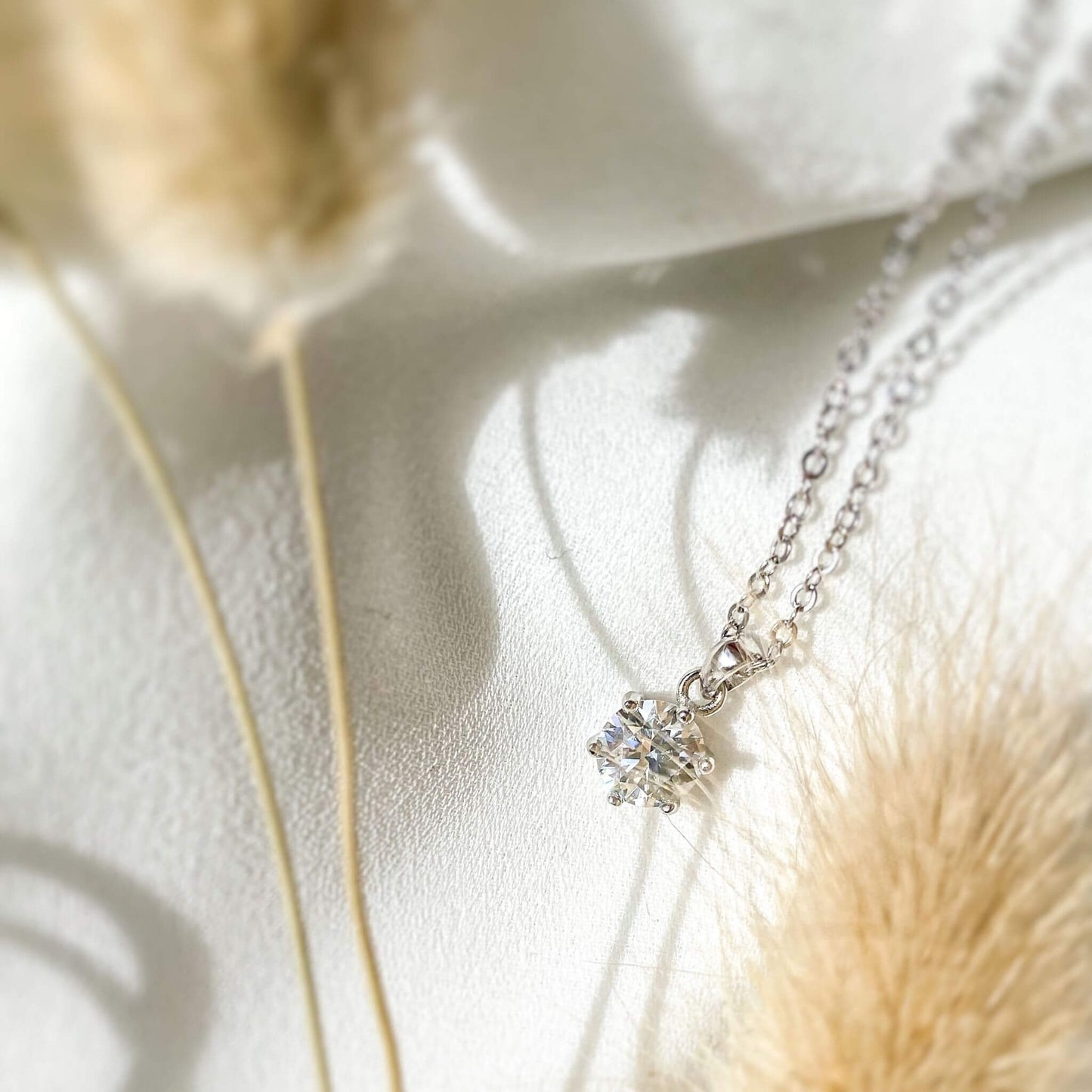 Amaral Six Prong Moissanite kaulakoru