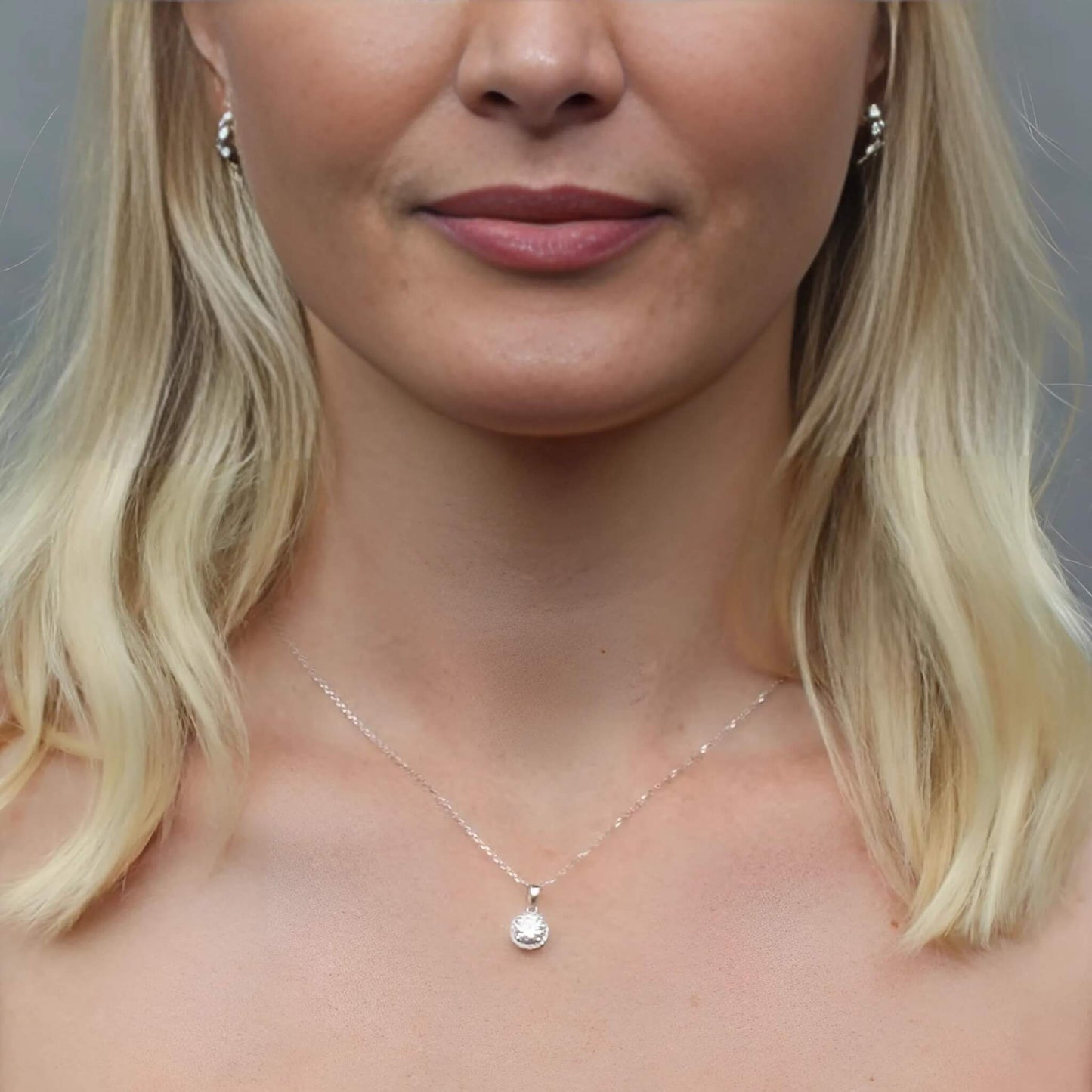 Amaraalin ympäröimä moissanite-kaulakoru