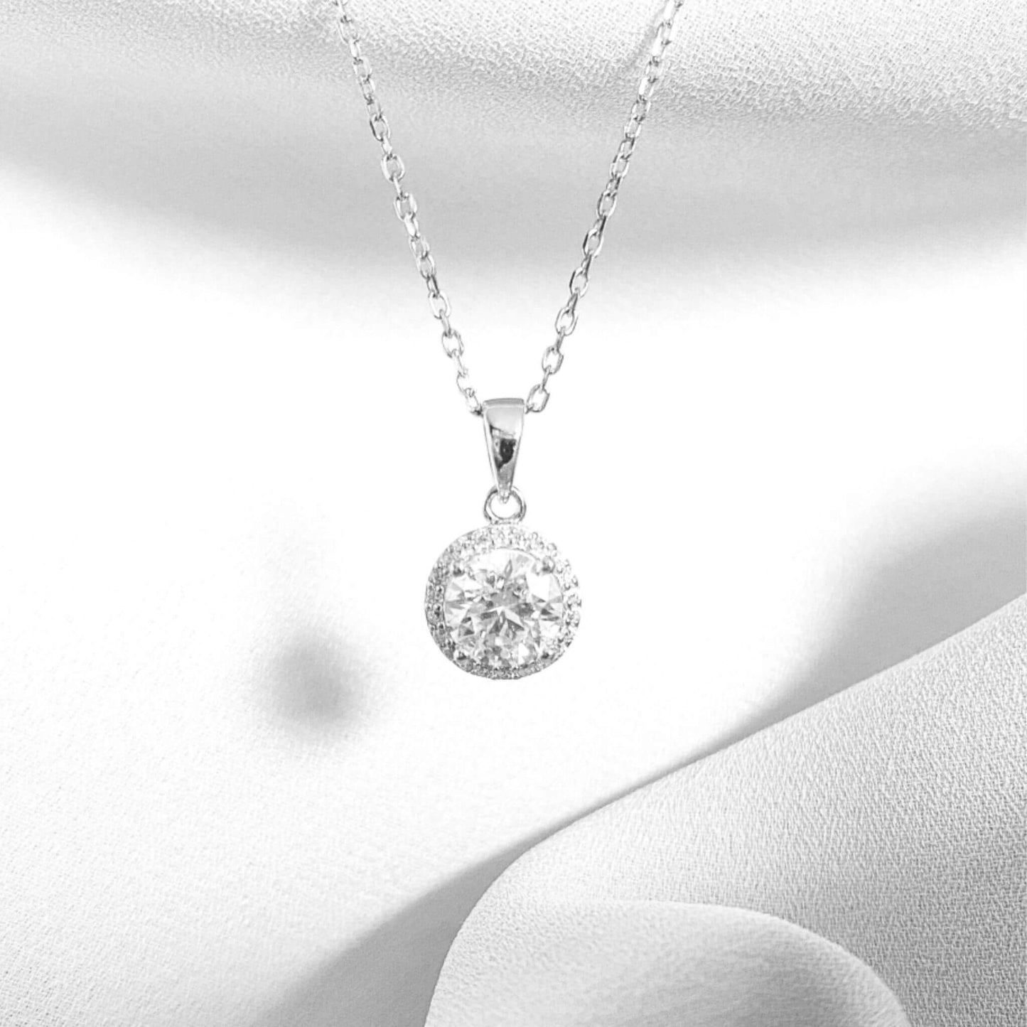 Amaraalin ympäröimä moissanite-kaulakoru